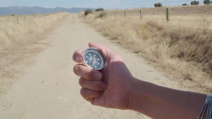 女人的手在道路上的指南针的细节