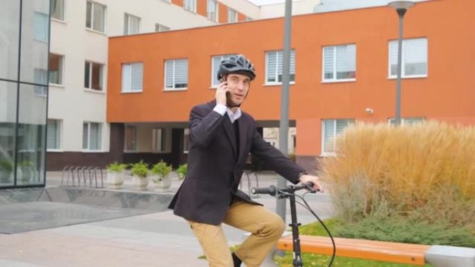 男性骑自行车上班