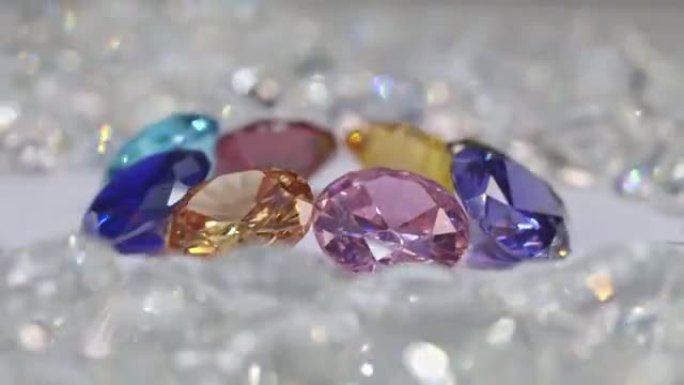 一堆闪闪发光的彩色钻石正在四处旋转。