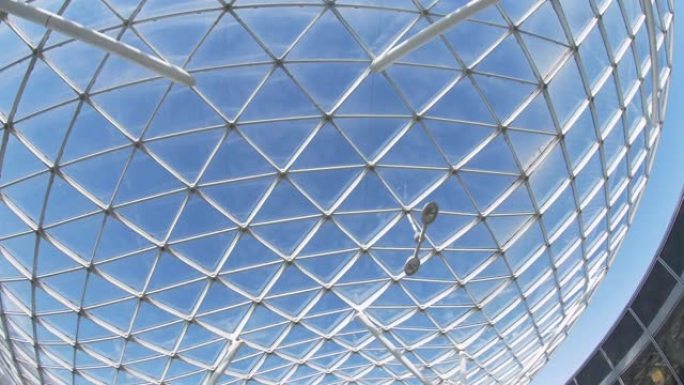 现代建筑天花板的玻璃屋顶。三角形白色图案弯曲结构。意大利米兰展览会
