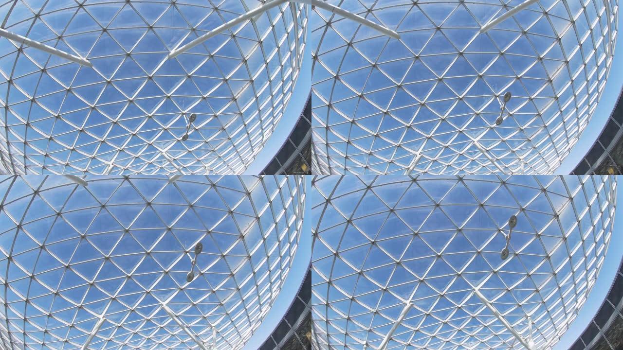现代建筑天花板的玻璃屋顶。三角形白色图案弯曲结构。意大利米兰展览会