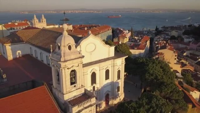 里斯本山城湾空中全景4k葡萄牙日落女士视点