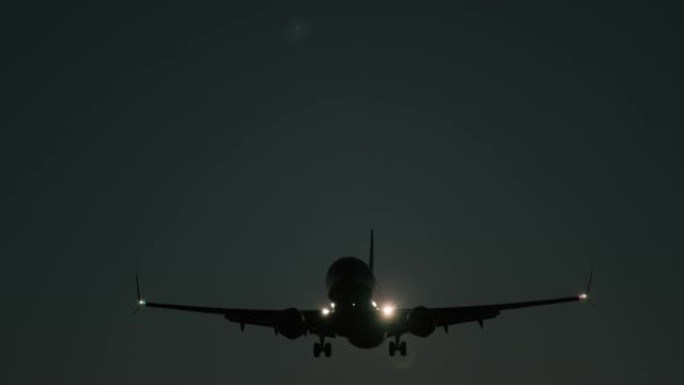 夜空中一架大型客机特写