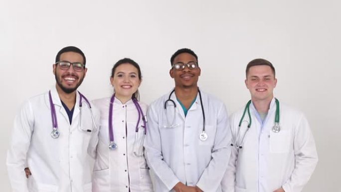 一群医学生在医院微笑，混血医生