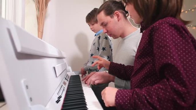 教孩子们弹钢琴。老师传授知识。
