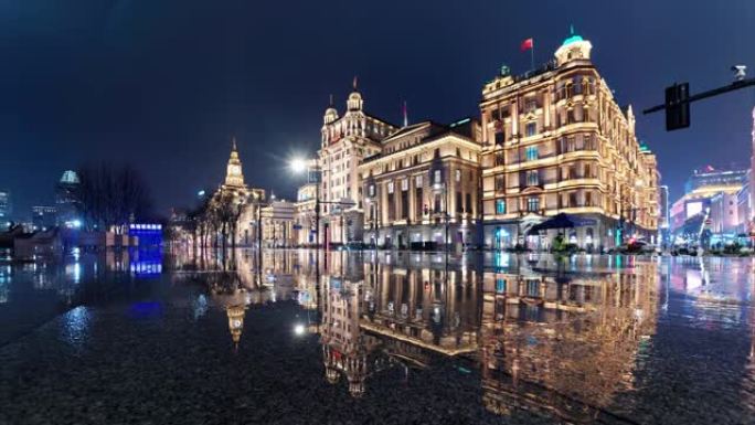 雨天上海外滩景观的4k延时镜头，夜间驾驶车灯完美反映历史建筑地标。