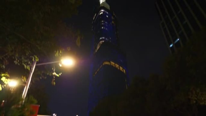 南京市中心夜间照明交通街侧全景4k中国