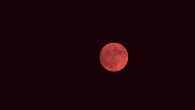 在夜空中放大红月亮。