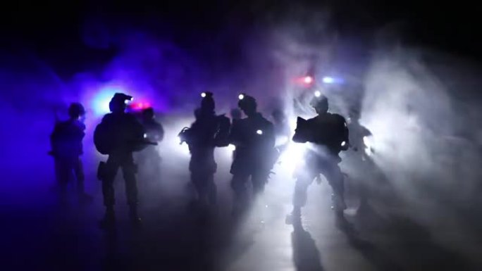 防暴警察发出准备的信号。政府权力概念。规范行动警察在行动。有灯的黑暗背景上冒烟。蓝色红色闪光警报器。