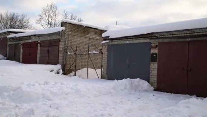 冬天的旧金属汽车车库。雪覆盖了苏联车库合作社。没有人