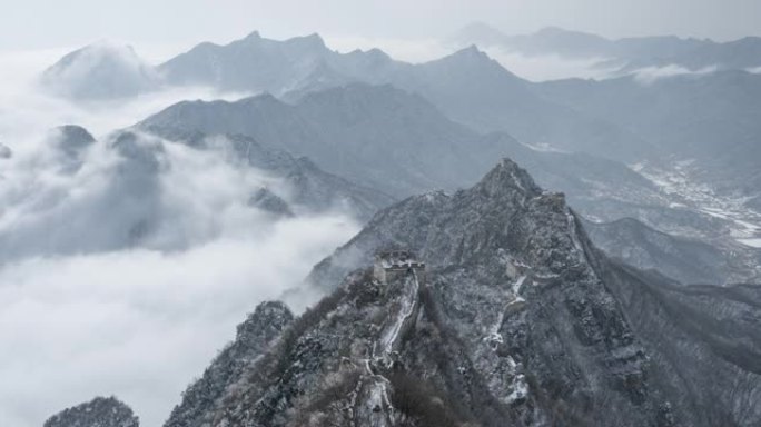 中国的长城和雄伟的山脉远景，云雾中的自然风光 (延时)