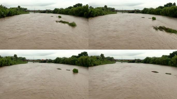 空中无人机视图。大雨过后，桥梁和河水又大又脏。广阔的视野