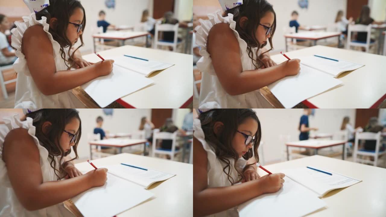 一名女学生在小学美术课上画画