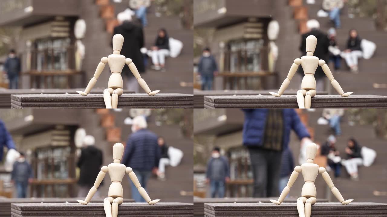 人类模型独自坐在长凳上