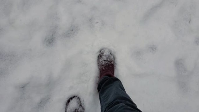 POV女性脚在慢动作中被雪踩着