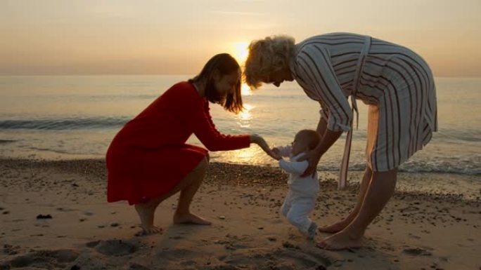 妈妈和奶奶带着孙女在海滩上