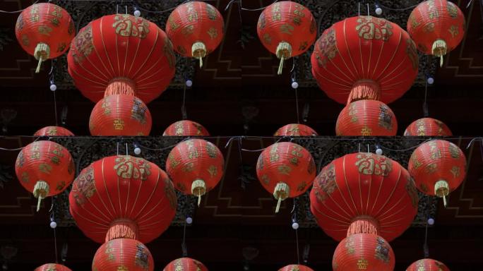 唐人街的农历新年灯笼，祝福文字意味着财富和健康