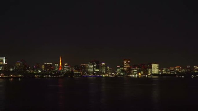 从彩虹桥顶部看东京黄昏的摩天大楼