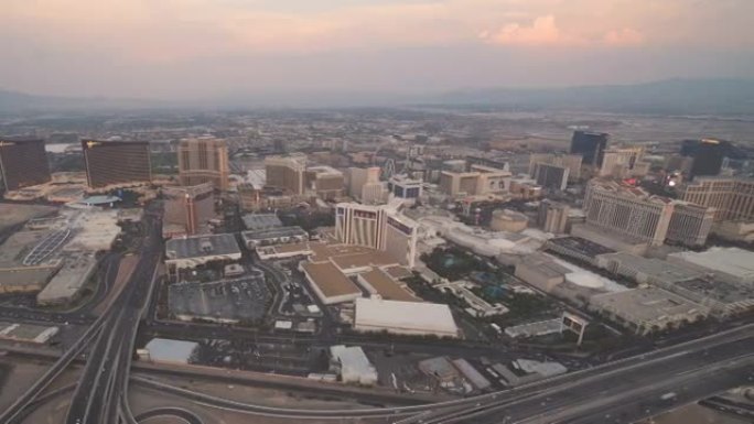 美国拉斯维加斯，视频-日落时拉斯维加斯市中心的鸟瞰图