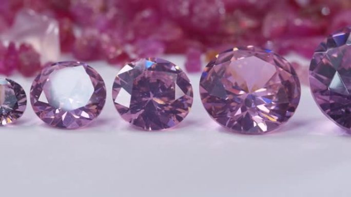 白色地面上不同大小的粉色蓝宝石钻石