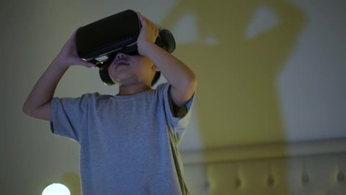 亚洲孩子玩VR游戏和教育。儿童高科技概念