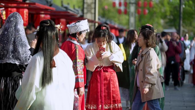 景区内游客拍照、自拍汉服古装拍照