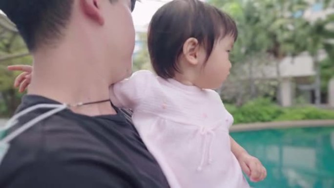 亚洲年轻的父亲和女婴，站在公园周围张望，小孩育儿，儿童教育发展，情感表达行为