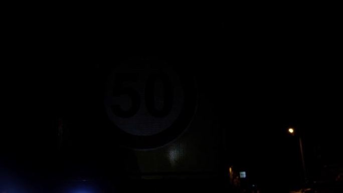 闪烁道路警告标志每小时限速50千米