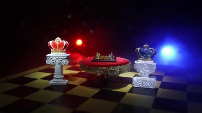 棋盘上美丽的女王/国王皇冠。棋盘游戏的经营理念和竞争战略理念。黑暗背景下烟雾弥漫的国际象棋人物。选择