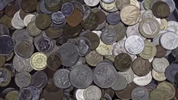 许多来自不同国家的硬币，其中一些已经不存在