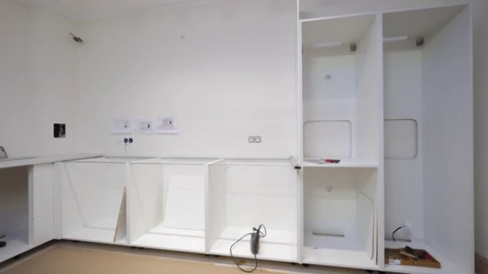 新公寓内部，现代厨房白色家具组装