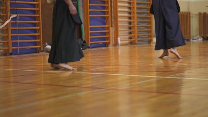 赤脚剑道学生，锻炼动作，以提高敏捷性