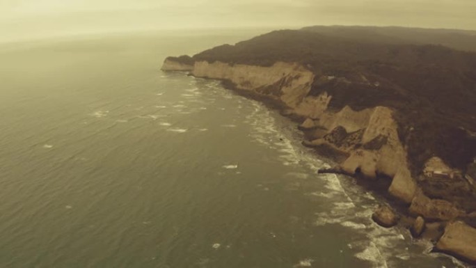 用温暖的过滤器将海洋与大陆分开的大悬崖的鸟瞰图