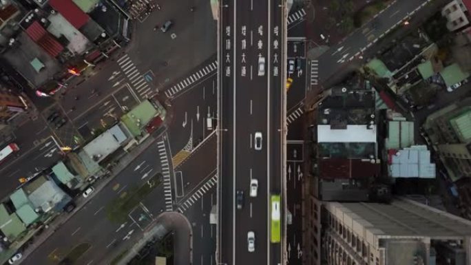 台湾晚间台北市容交通街十字路口空中向下视图4k