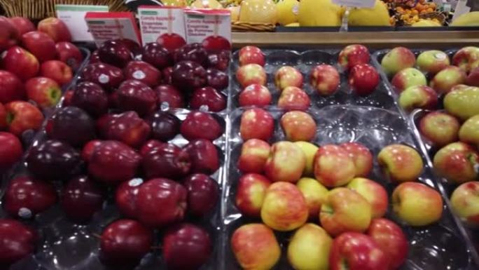 超市里的苹果和梨。