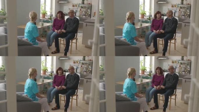 老年夫妇与医护人员交谈的广角镜头