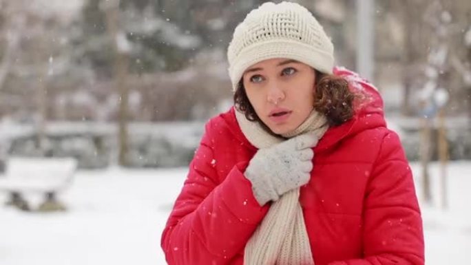 年轻女子在寒冷多雪的冬日感到寒冷