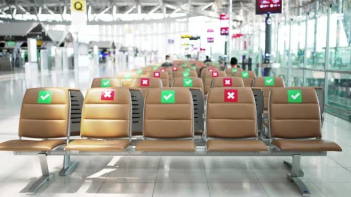 机场椅子上的社交距离符号。