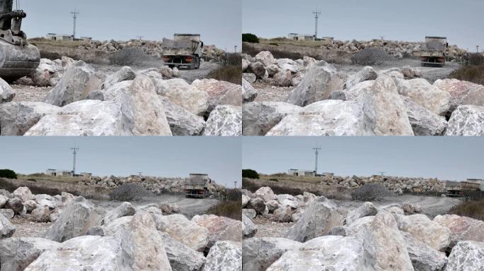 自卸车在建筑工地卸下大石头