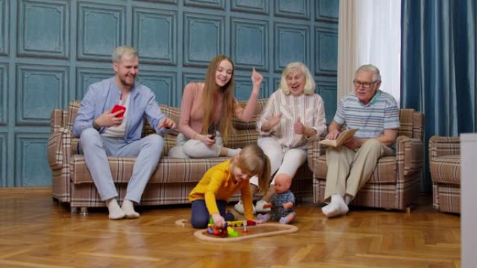 幸福的多代家庭在家休闲夫妇父母和爷爷在沙发上放松
