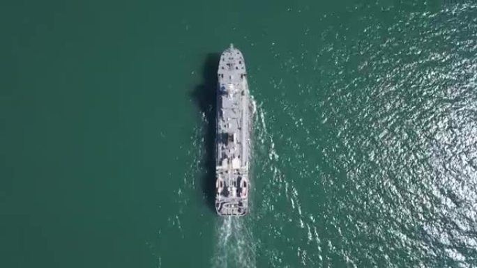 鸟瞰图海军舰艇，战船，军舰，军事舰艇弹性和装备武器系统，尽管武器在部队运输。支持海军舰艇。军事海洋运