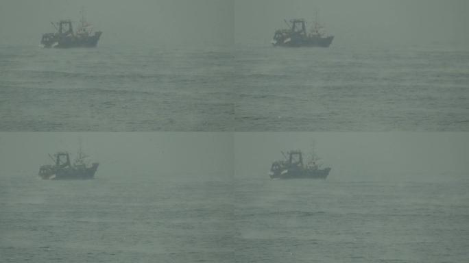 拖网渔船在暴风雪中捕鱼
