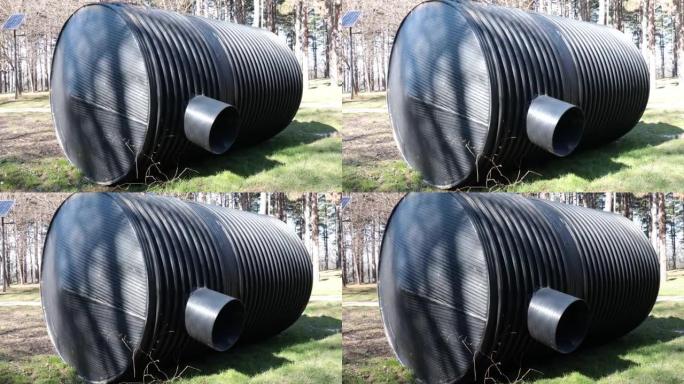 大型金属容器，带孔，用于新的化粪池或下水道的废水