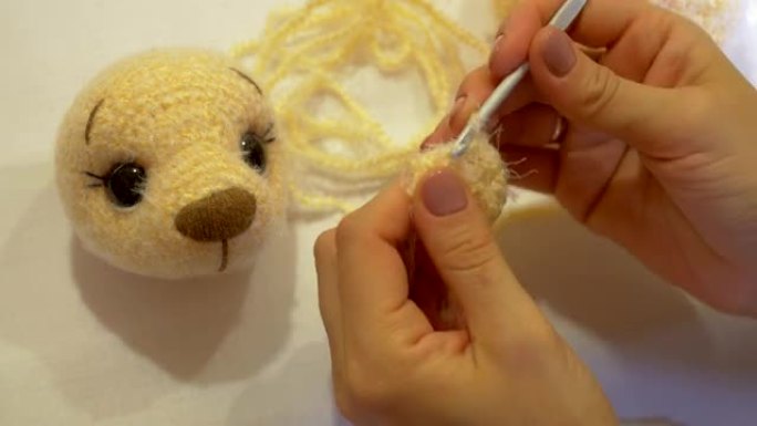 这个女孩编织了一个amigurumi玩具
