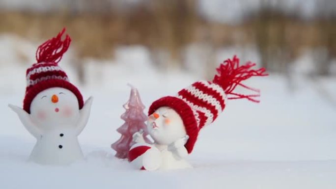 雪人玩具站在圣诞树周围