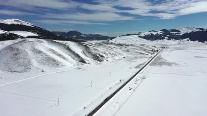 雪谷中间的长路