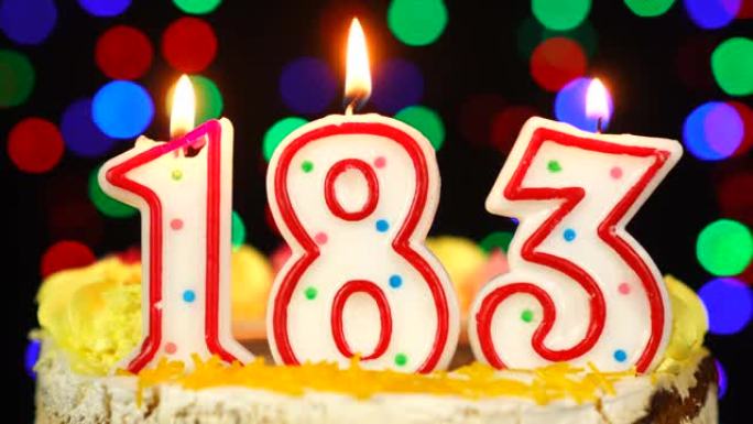 183号生日快乐蛋糕与燃烧的蜡烛顶。