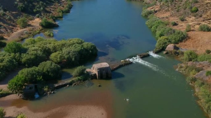 从有旧水磨的河里鸟瞰图。葡萄牙的瓜迪亚纳河