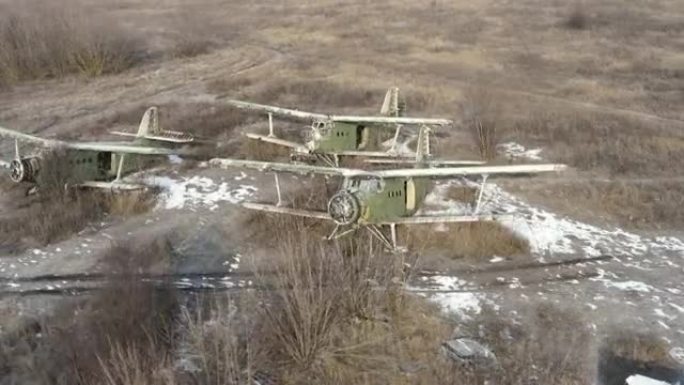 三架破碎的运输机An-2-柯尔特运输机，机场上的双翼飞机。