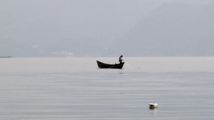 中国云南省抚仙湖雾中捕鱼。